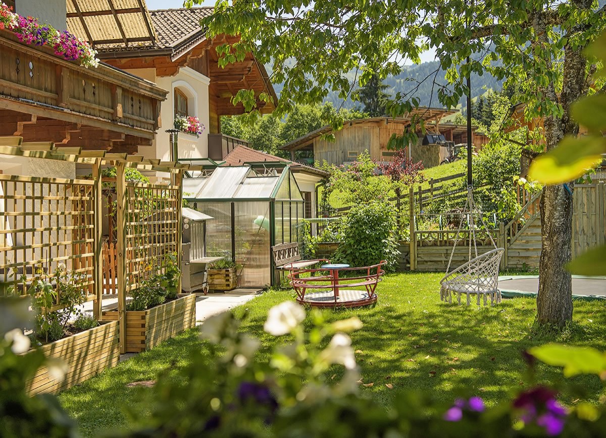 Jugendgästehaus Gruber mit Garten und Sonnenterrasse