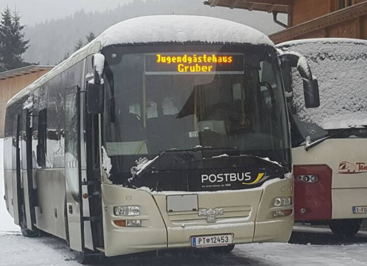 Der Skibus hält direkt vom dem Jugendgästehaus