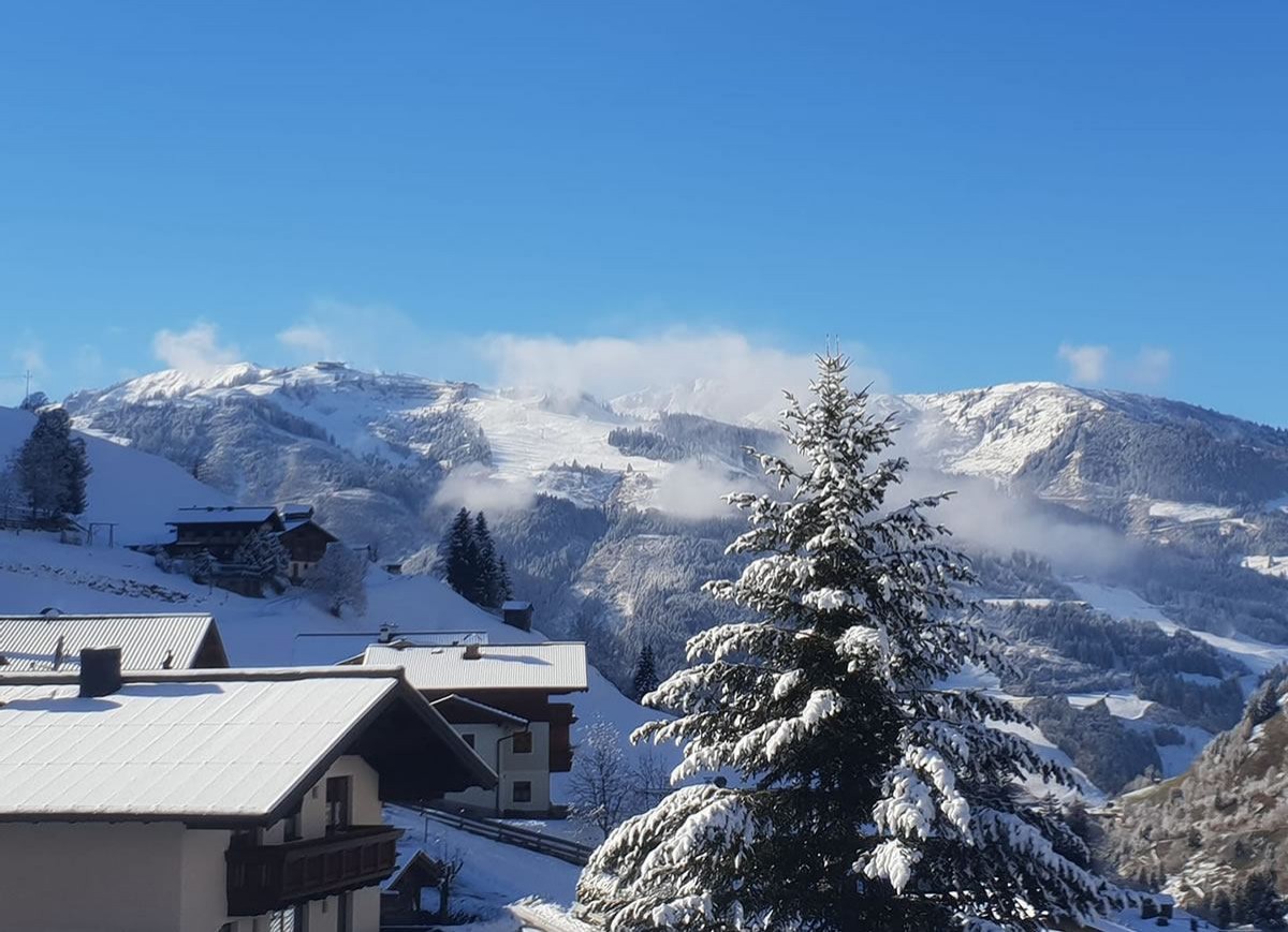 Blick über das verschneite Ellmautal im Winter