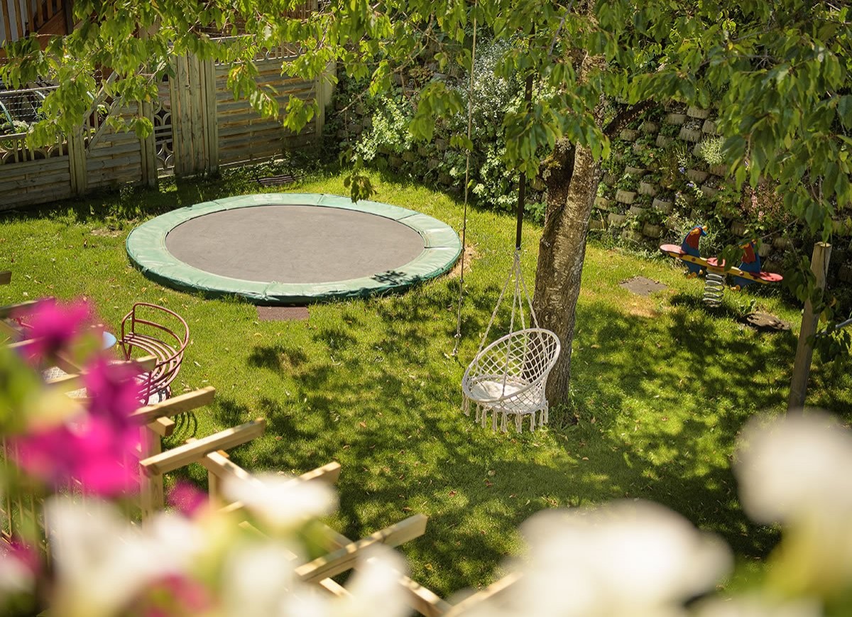 Blick vom Balkon in den Garten mit Trampolin